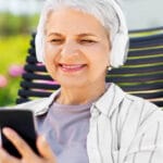 Podcasts voor ouderen: radio luisteren op jouw moment