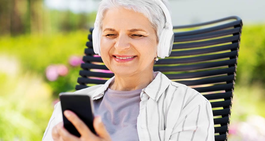 Podcasts voor ouderen: radio luisteren op jouw moment